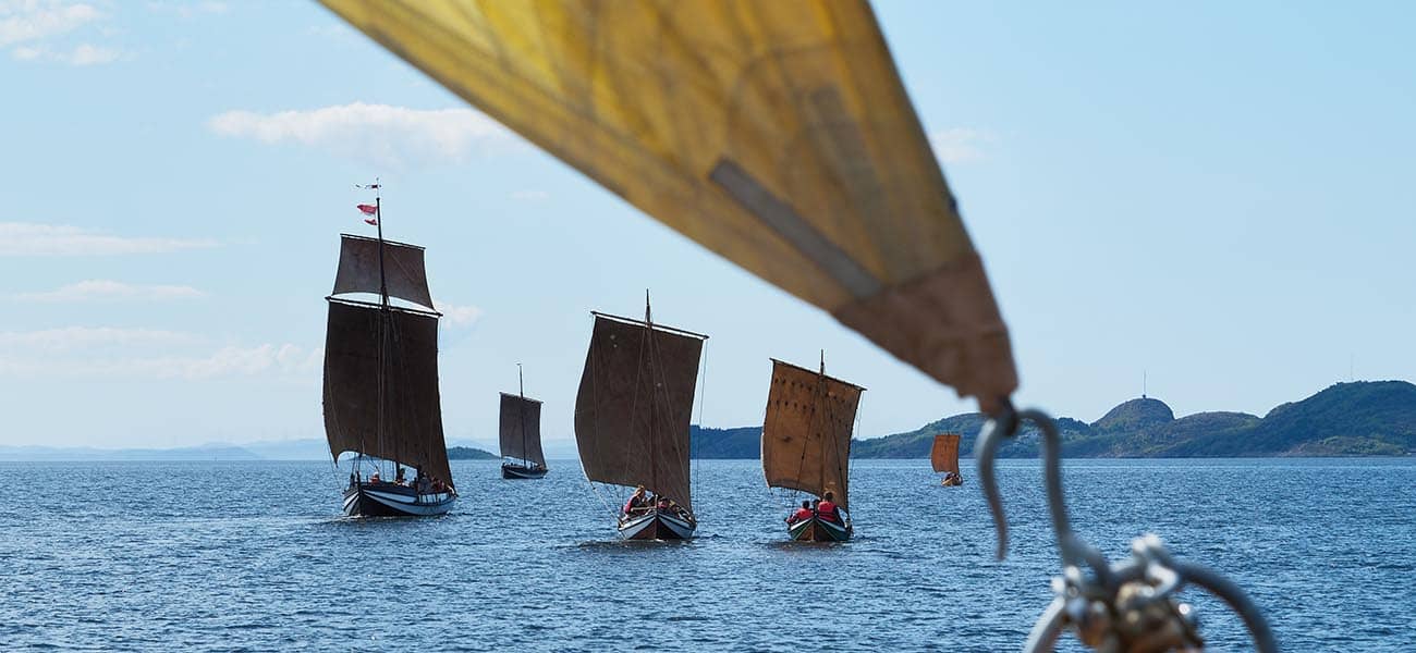 Fem seilbåter i medvind