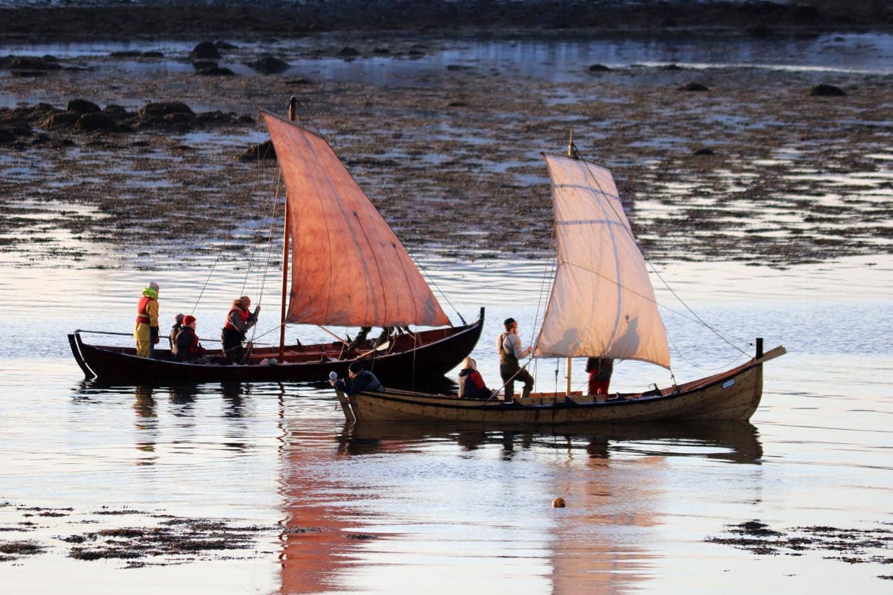 Sailing with a square-rigged afjord boat and a geitboat