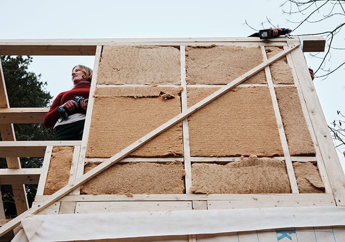 Insulating the walls of a tiny house with wood fibre insulation