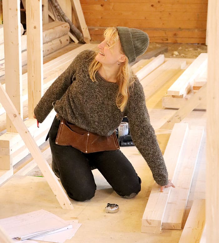 elev bygger minihus i stenderverk