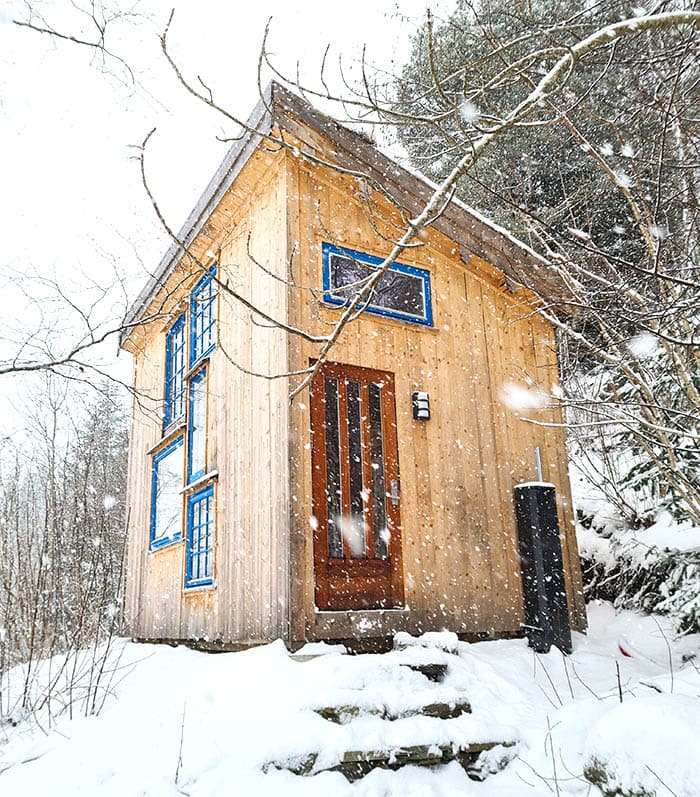 Minihus i snøvær