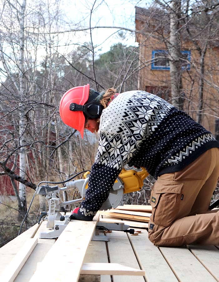 tiny house student at fosen folk school cutting materials