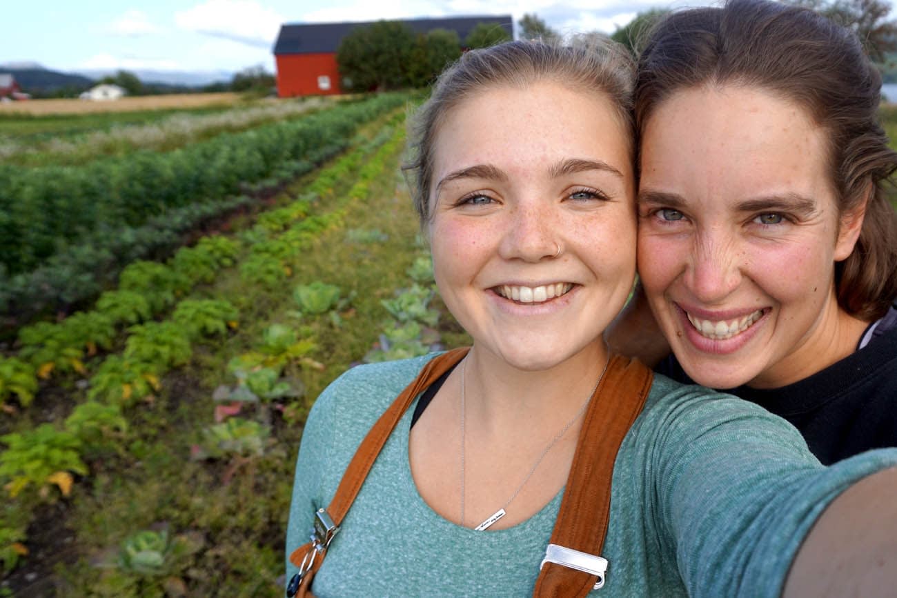 okologisk-smabruk-fosen-folkehogskole-01 Glade jenter smiler til kameraet i gronnsaksakeren på Fosen Folkehogskoles gard