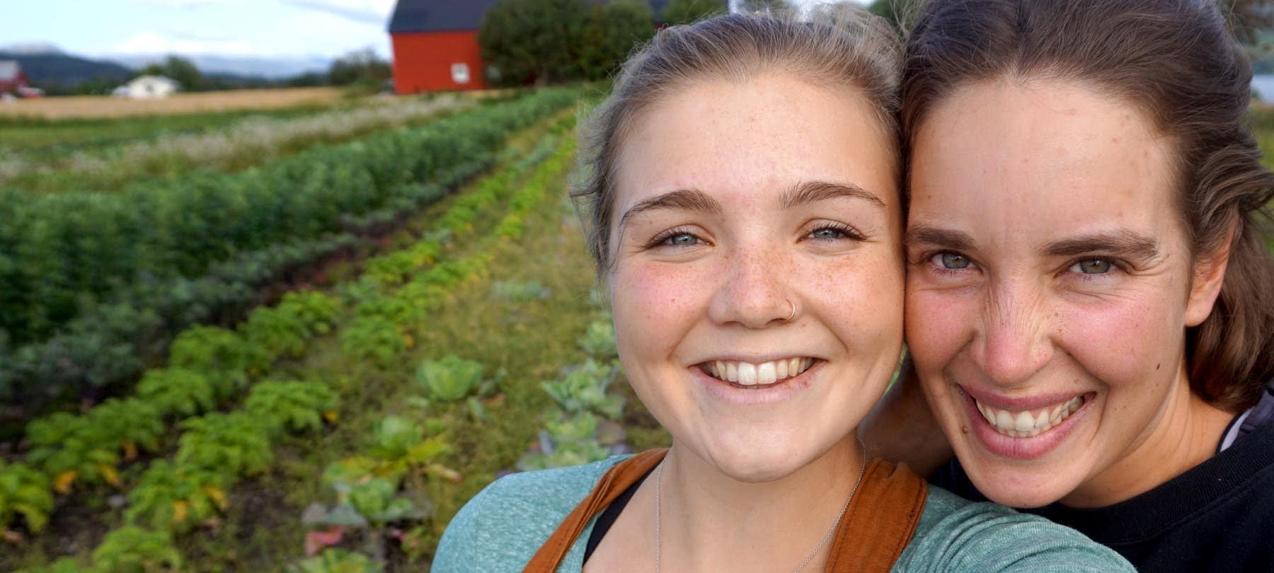 okologisk-smabruk-fosen-fhs Happy girls in an organic vegetable field